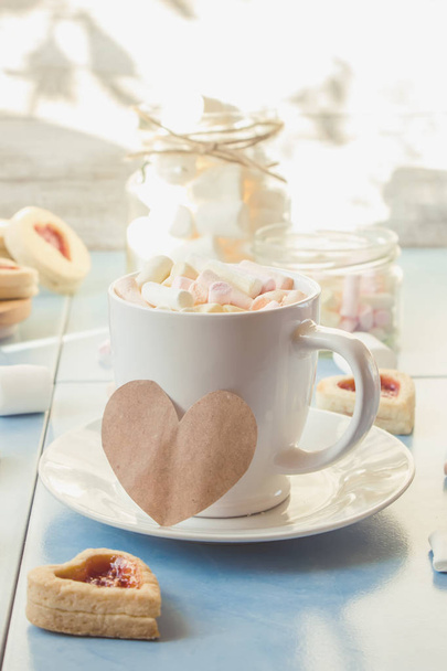 cacao con marshmallow e un cuore di biscotto. Focus selettivo
.  - Foto, immagini