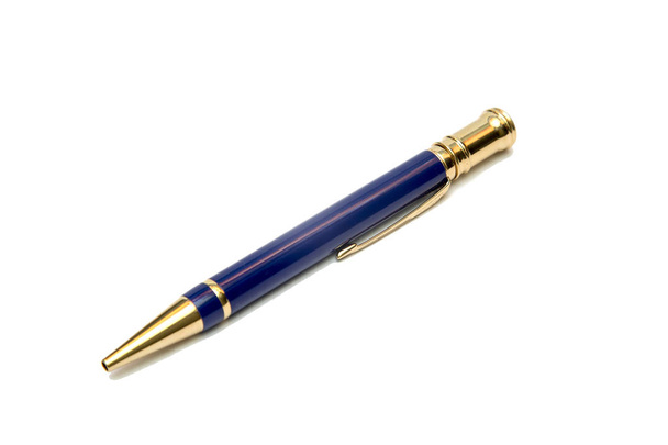 Luxusní zlaté pero izolovaných na bílém pozadí - Fotografie, Obrázek
