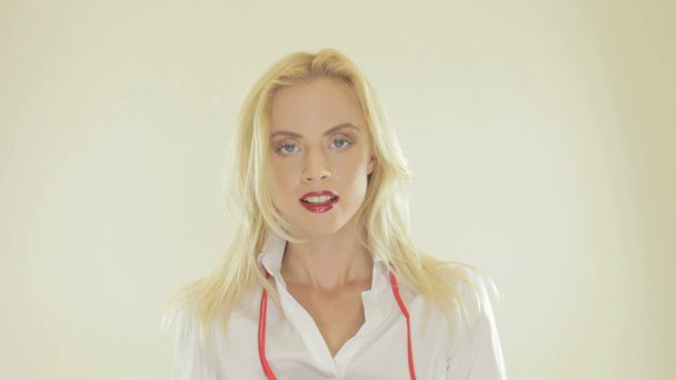 Kaunis blondi nainen poistaa hänen solmio
 - Materiaali, video