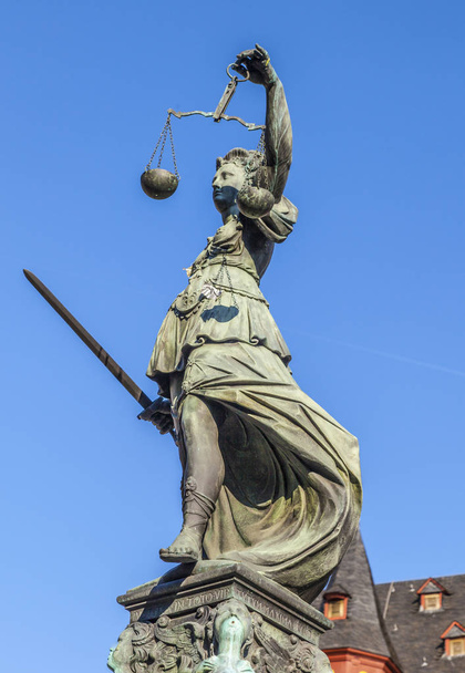 Frankfurt romer önünde adalet heykeli - Fotoğraf, Görsel
