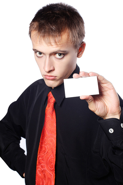 Joven hombre de negocios tiene una tarjeta de visita vacía
 - Foto, Imagen