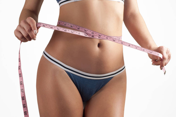 Γυναίκα μέτρηση waistline, fitness και διατροφή έννοια - Φωτογραφία, εικόνα