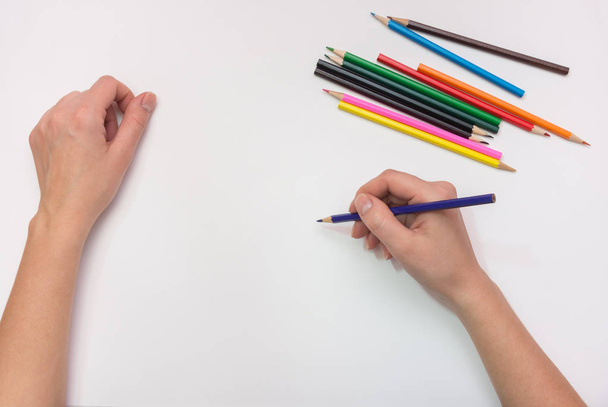 Kağıt üzerinde renkli kalemler ile boyalı el yakın çekim - Fotoğraf, Görsel