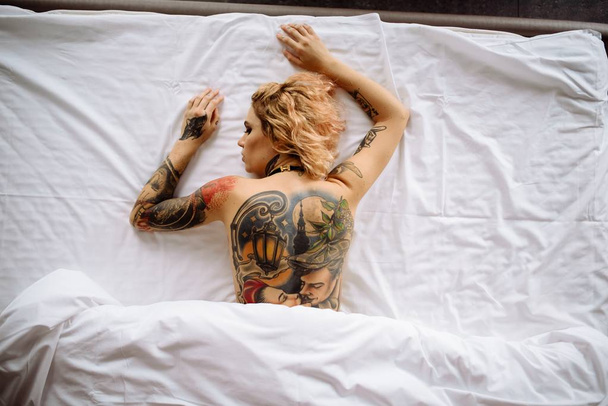 Beautiful bride with tattoo at wedding morning - Foto, afbeelding