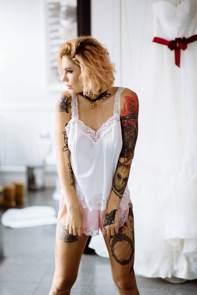 Beautiful bride with tattoo at wedding morning - Foto, imagen