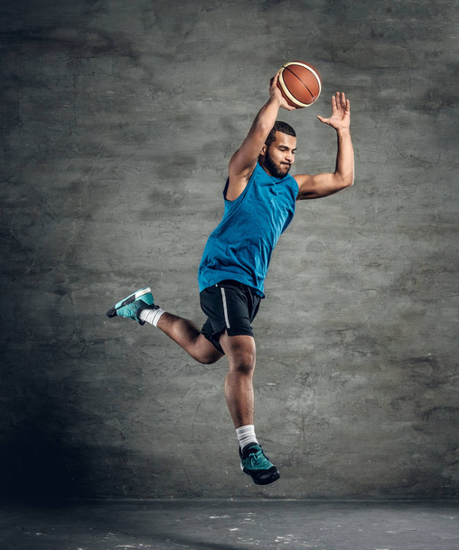 springen basketballer - Foto, afbeelding