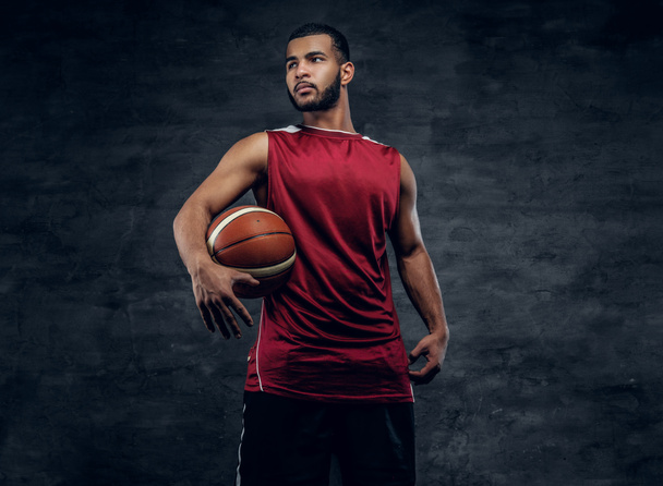 Schwarzer Mann posiert mit Basketball - Foto, Bild