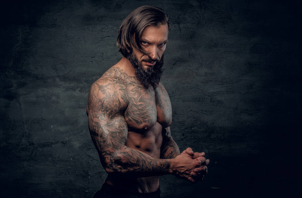 Hombre con cuerpo tatuado
 - Foto, Imagen