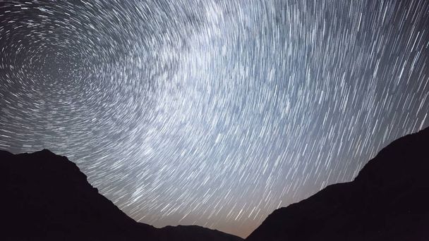 Star Trails Night Sky Cosmos Galaxy Time-lapse sobre o planalto em Kackar Mountains, Turquia
. - Foto, Imagem