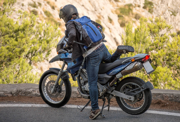 Турист використовує мотоцикл в горах
. - Фото, зображення
