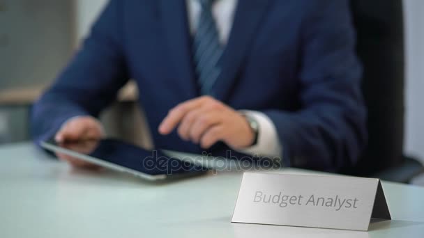 Staatshaushalt Analyst mit Tablet-PC, Überprüfung von Informationen in E-Dokumenten - Filmmaterial, Video