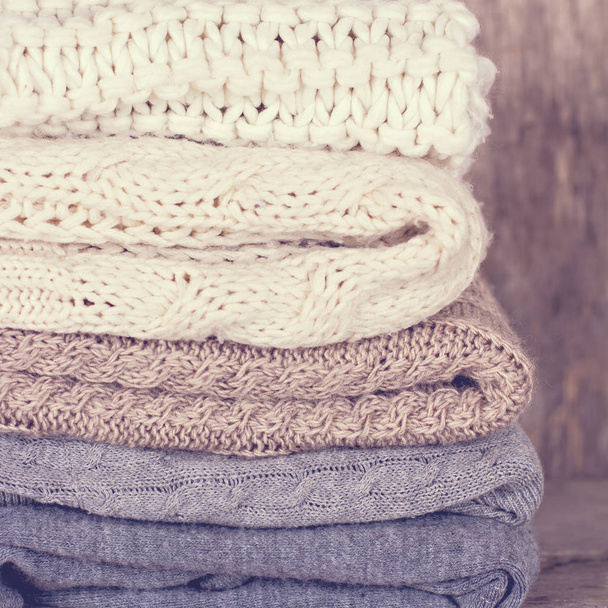 Una pila de suéter de lana, a cuadros
 - Foto, Imagen