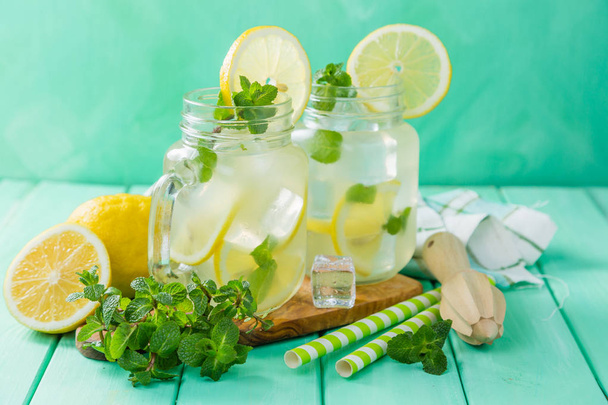 Classic lemonade in glass jars - Foto, afbeelding
