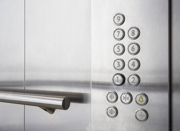 Κουμπιά και κουπαστή στο σύγχρονο ανελκυστήρα επιχειρηματικά κέντρα - Φωτογραφία, εικόνα
