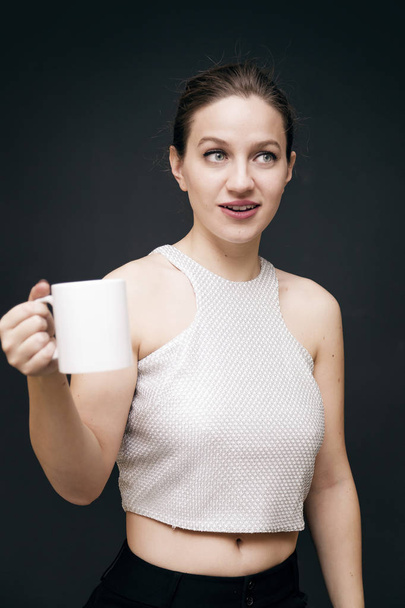Young girl with a coffee mug - Foto, afbeelding
