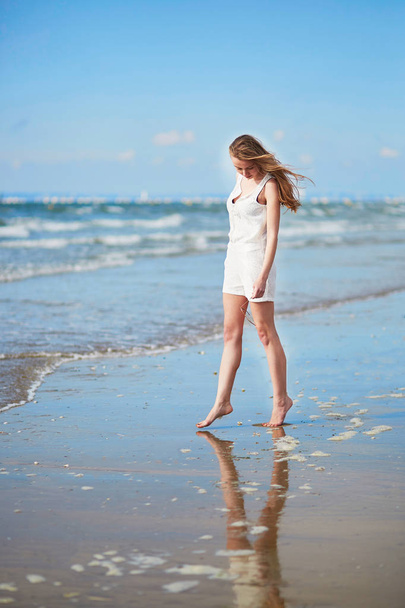 Молода жінка насолоджується відпусткою на морі
 - Фото, зображення