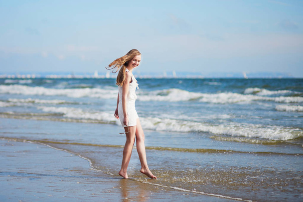 Young woman enjoying her vacation by sea - Foto, Imagem