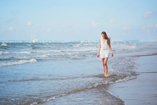 Giovane donna godendo la sua vacanza al mare
 - Foto, immagini