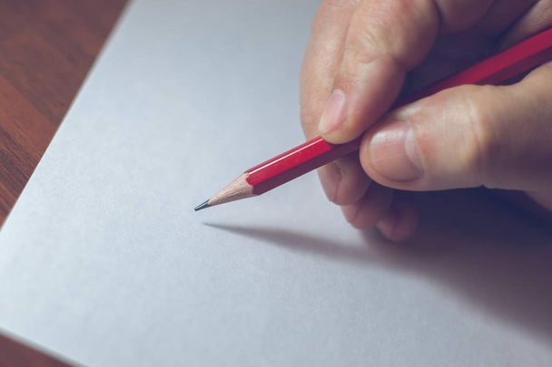 Μια κοντινή φωτογραφία του πρόσωπα γράφοντας ένα γράμμα με ένα μολύβι - Φωτογραφία, εικόνα
