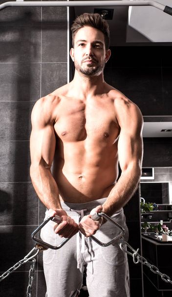 Young man training in the Gym	 - Φωτογραφία, εικόνα