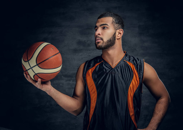 Fekete férfi kosárlabda - Fotó, kép