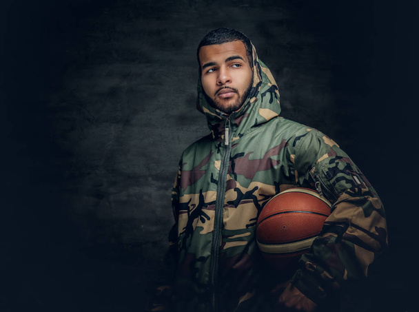 Zwarte man in een camouflage-hoodie - Foto, afbeelding