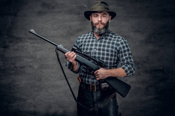 Cazador barbudo sosteniendo un rifle
 - Foto, Imagen