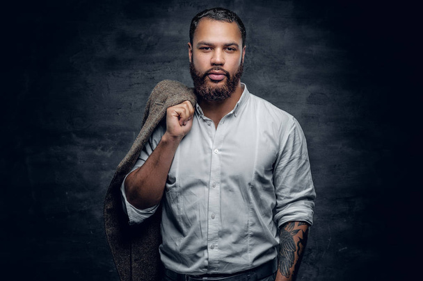 Bearded black man with tattooed arm - Foto, imagen