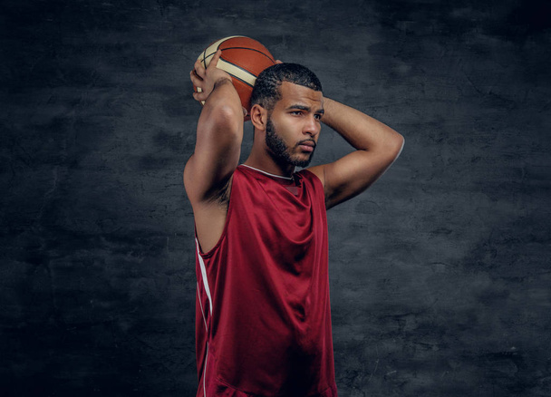 Black man holding a basket ball - Фото, изображение