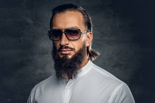 Bearded man in a white shirt and sunglasses - Fotoğraf, Görsel