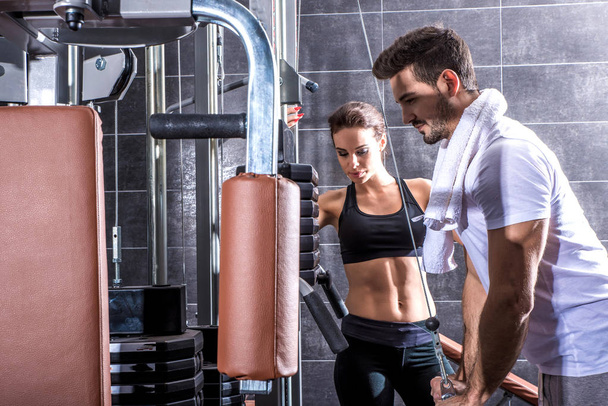Young couple training in the Gym - Foto, Bild