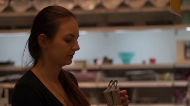 woman choose in shop kitchen gloves. - Séquence, vidéo