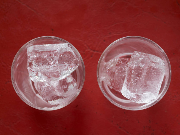 Twee glas met ijsblokjes - Foto, afbeelding