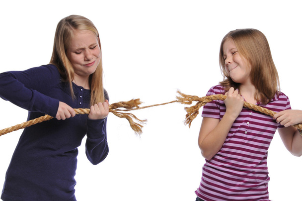 Две девушки дерутся за веревку
 - Фото, изображение