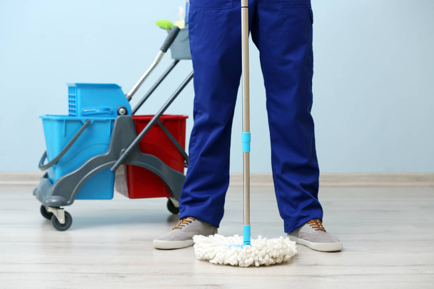 Nuori mies moppi puhdistus lattia
   - Valokuva, kuva