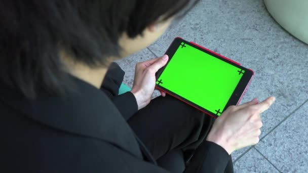 Tablet Ipad monitor de tela verde asiática empresária mulher de negócios trabalhando
 - Filmagem, Vídeo
