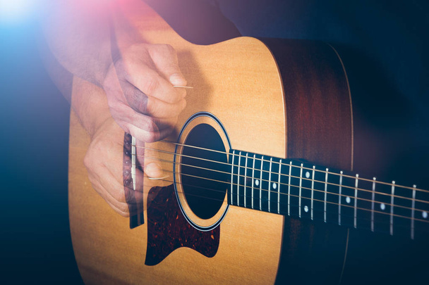 La mano del musicista sta strumentando una chitarra acustica gialla
 - Foto, immagini