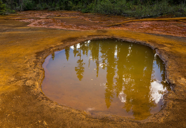 Reflexão laranja na água
 - Foto, Imagem