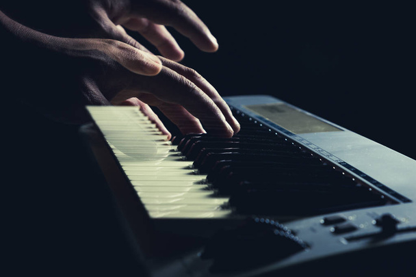 Zenész kézzel játszik egy billentyűzet - Fotó, kép