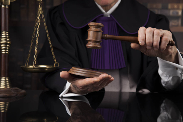Судья-мужчина в зале суда
 - Фото, изображение