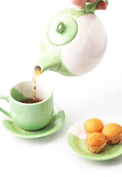 herbata jest wlewany do filiżanki herbaty na białym tle na białym tle - Zdjęcie, obraz