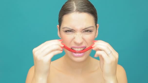 Mujer juguetona con sonrisa de gelatina roja
 - Metraje, vídeo