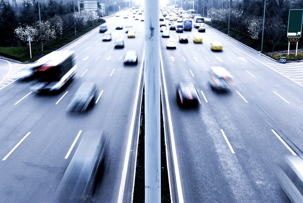 Autostrada z dużą ilością samochodów. niebieski odcień, wysoki kontrast i ruchu b - Zdjęcie, obraz