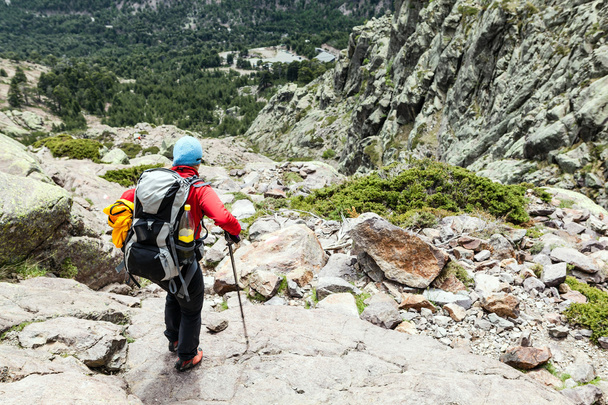 女性バックパック コルシカ島の山でのハイキング - 写真・画像
