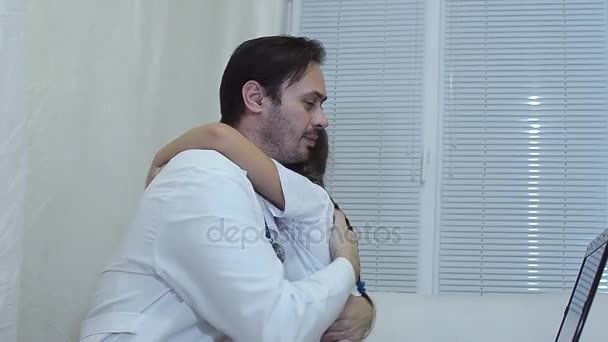 kind knuffelen een kinderarts, meisje knuffelen van een arts. - Video