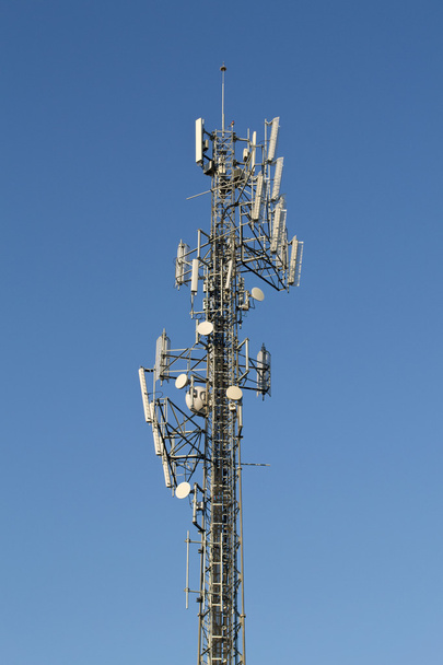 mobiele telefoon toren op een hemel achtergrond - Foto, afbeelding