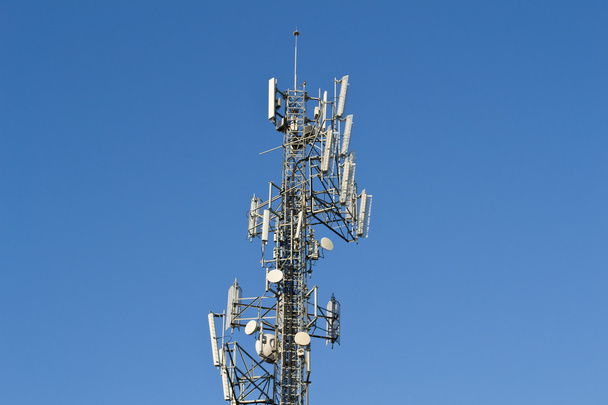 Mobilfunkmast vor blauem Himmel - Foto, Bild
