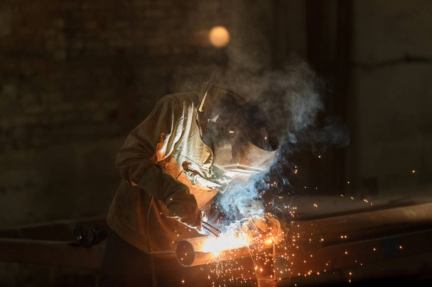 Industrial Worker at the factory welding closeup. - Foto, afbeelding
