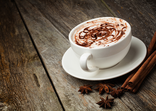 Kaffeetasse mit Bohnen, Zimtstangen, Nüssen und Schokolade auf Woo - Foto, Bild