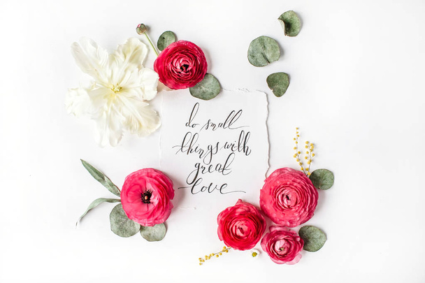Citeer "Doen van kleine dingen met grote liefde" geschreven in kalligrafische stijl - Foto, afbeelding